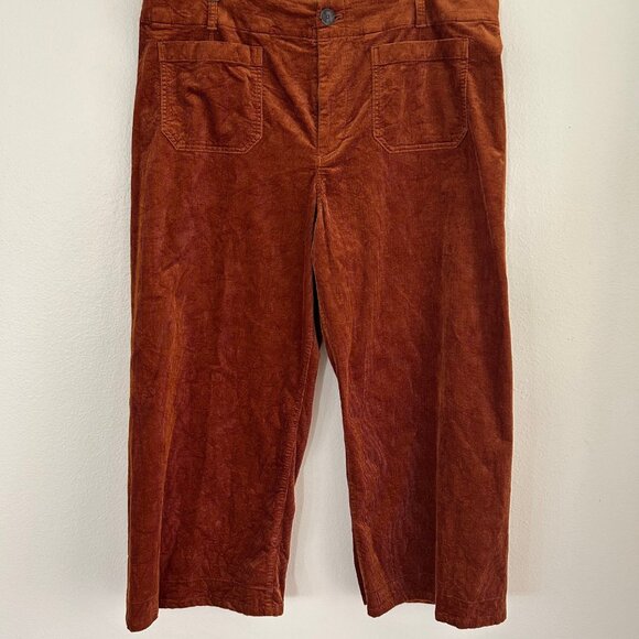 Chic and flattering Eliza J knit dress in a bold color block stripe design. Feat - Picture 1 of 8